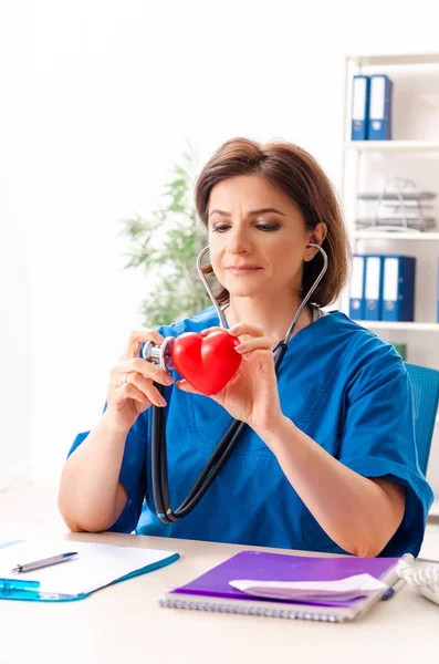 Female doctor cardiologist working in the hospital — Stock Photo, Image