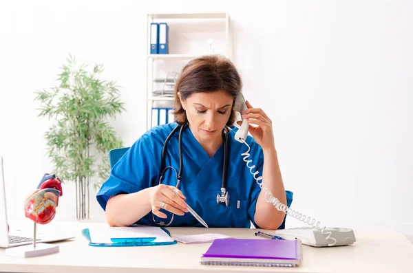 Médica cardiologista trabalhando no hospital — Fotografia de Stock