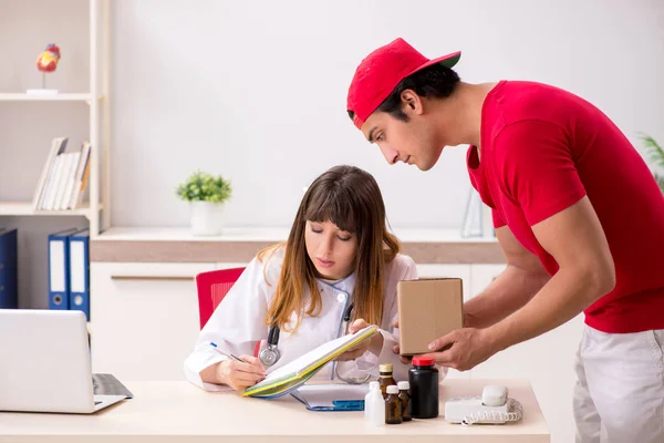 Kurir levererar brådskande paket till sjukhuset — Stockfoto