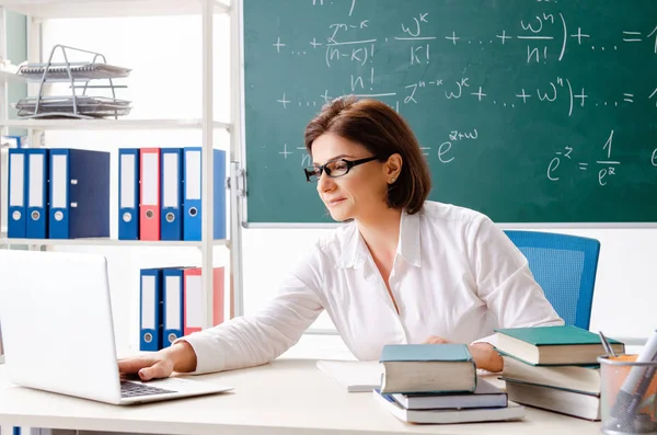 Female math teacher in front of the chalkboard — Stock Photo, Image