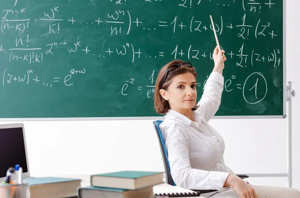 Női matematika tanár előtt a chalkboard — Stock Fotó