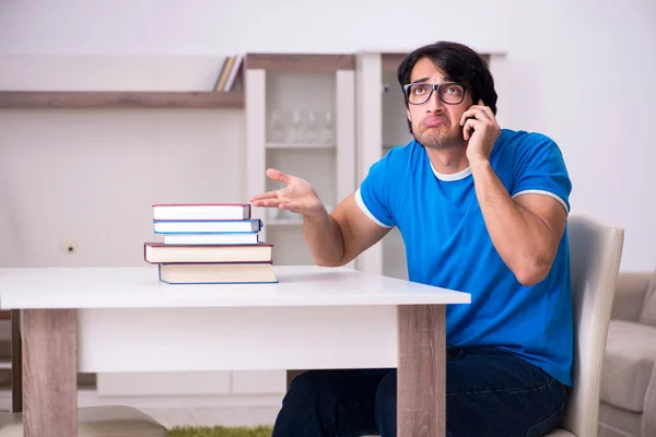 Jeune beau étudiant étudiant à la maison — Photo