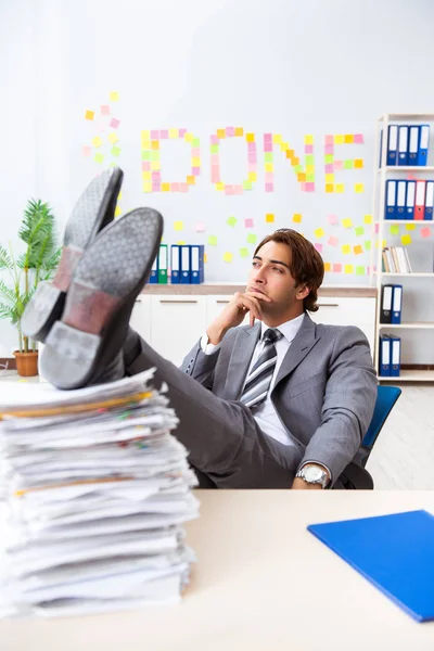 Joven empleado guapo sentado en la oficina — Foto de Stock