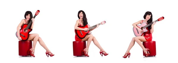 Kobieta w czerwonej sukience gry na gitarze na białym tle — Zdjęcie stockowe