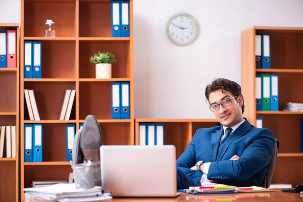 Joven hombre de negocios guapo trabajando en la oficina —  Fotos de Stock