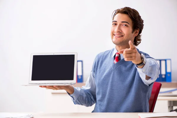 Joven empleado guapo que trabaja en la oficina —  Fotos de Stock