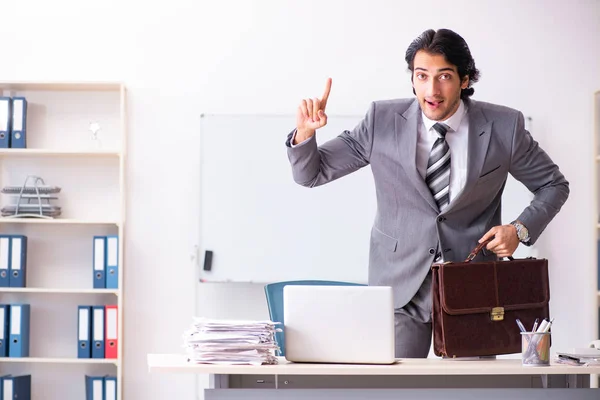 Junge hübsche Geschäftsmann-Angestellte im Büro — Stockfoto