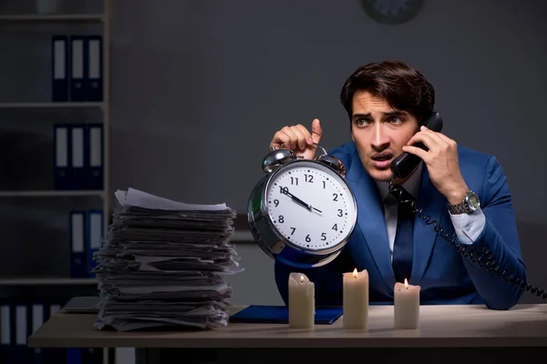 Empresario trabajando hasta tarde en la oficina con luz de vela —  Fotos de Stock