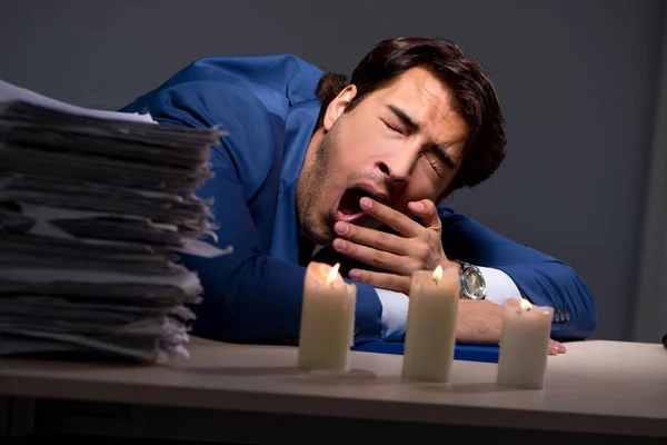 Geschäftsmann arbeitet spät im Büro bei Kerzenschein — Stockfoto