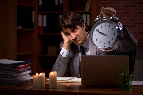 Empresário trabalhando até tarde no escritório com luz de vela — Fotografia de Stock