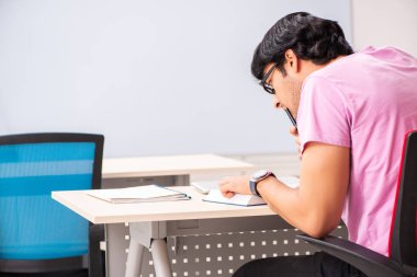 Genç erkek öğrenci sınıf 