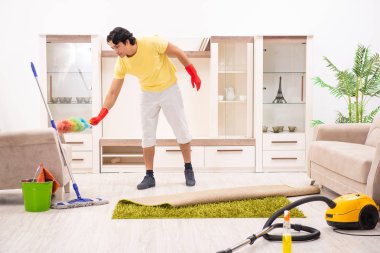 Ev işi yapan genç yakışıklı erkek 