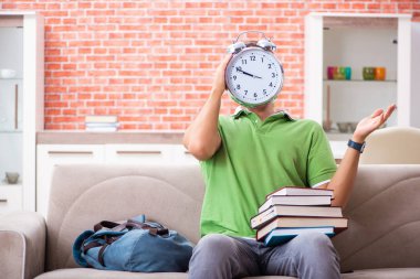 Evde sınava hazırlanan genç bir öğrenci. 