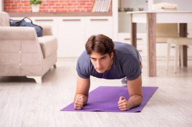 Yakışıklı delikanlı spor egzersizleri evde yapıyor 