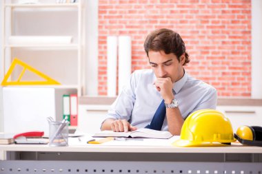 İnşaat yönetici taslakları üzerinde çalışma