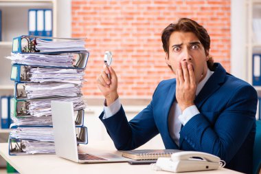 Çok fazla çalışma ile mutsuz zarif delikanlı 