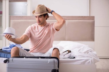 Bavul seyahat için bekleyen yatak odasında olan adam 