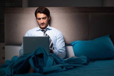Yorgun işadamı gece fazla mesai yapıyor.
