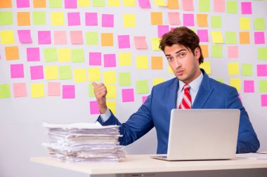 Çelişkili öncelikler konseptinde genç yakışıklı bir adam