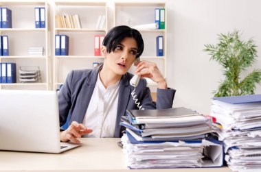 Orta yaşlı businesslady aşırı çalışma ile mutsuz 