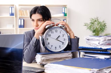 Orta yaşlı businesslady aşırı çalışma ile mutsuz 
