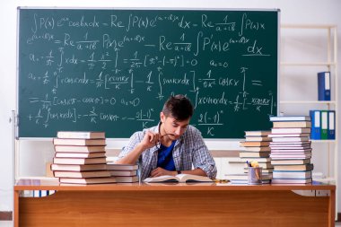 Genç erkek öğrenci okulda matematik