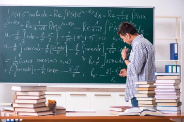 Genç erkek öğrenci okulda matematik