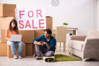 Genç bir aile satılık ev teklif ediyor ve taşınıyor.