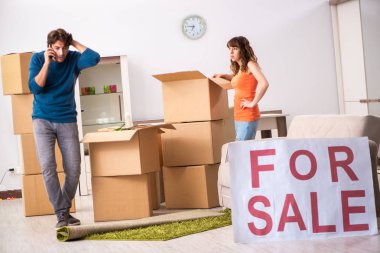 Genç bir aile satılık ev teklif ediyor ve taşınıyor.