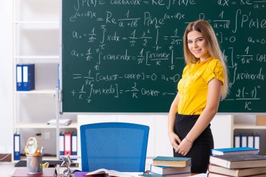 Kara tahta önünde genç kız öğrenci