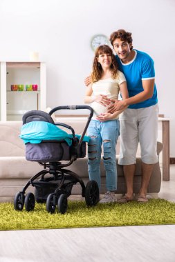 Yeni bir bebek bekleyen genç ebeveynler.