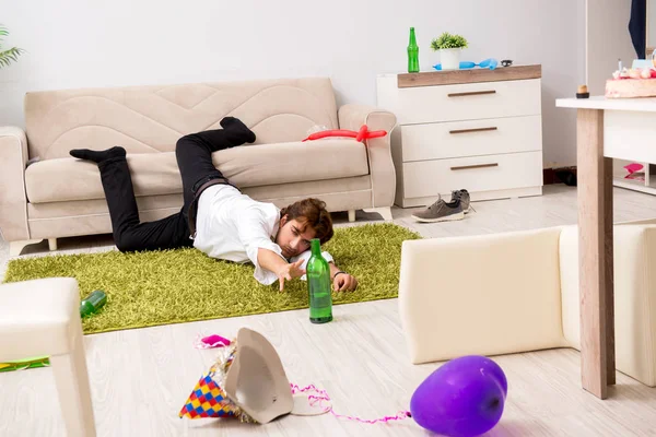 Joven teniendo resaca después de la fiesta —  Fotos de Stock