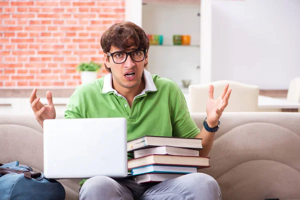 Giovane studente che si prepara per gli esami a casa — Foto Stock