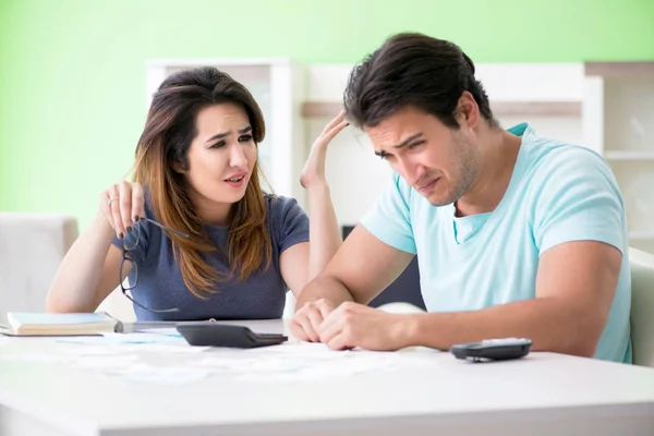 Junge Familie kämpft mit persönlicher Finanzierung — Stockfoto