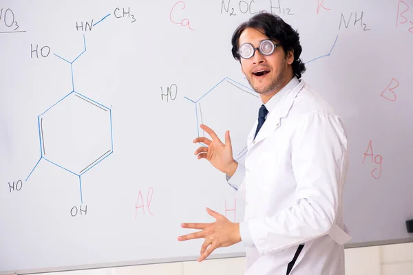 Νεαρός χημικός αστείο μπροστά από το λευκό του σκάφους — Φωτογραφία Αρχείου