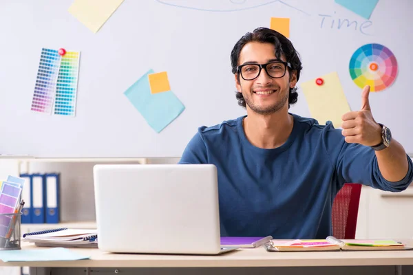 Junge hübsche Designerin bei der Arbeit am Projekt — Stockfoto