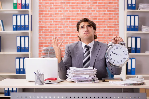 Jeune homme d'affaires travaillant dans le bureau — Photo