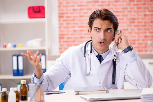 Jeune médecin travaillant à l'hôpital — Photo