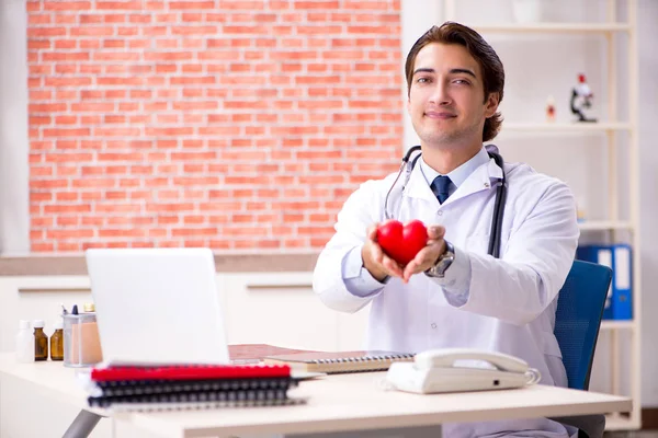 Médico joven trabajando en el hospital — Foto de Stock