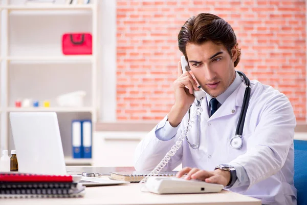 Médico joven trabajando en el hospital — Foto de Stock