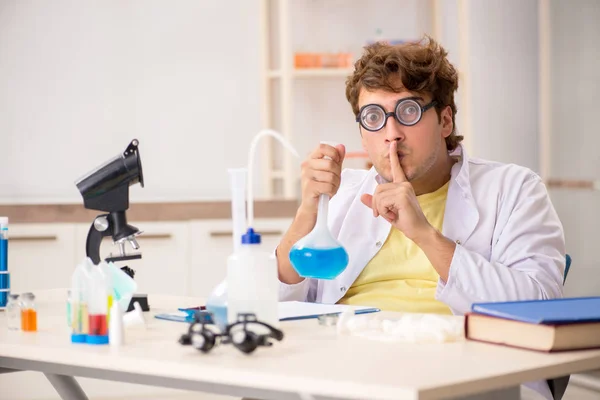 Lustiger verrückter Chemiker macht Experimente und Tests — Stockfoto