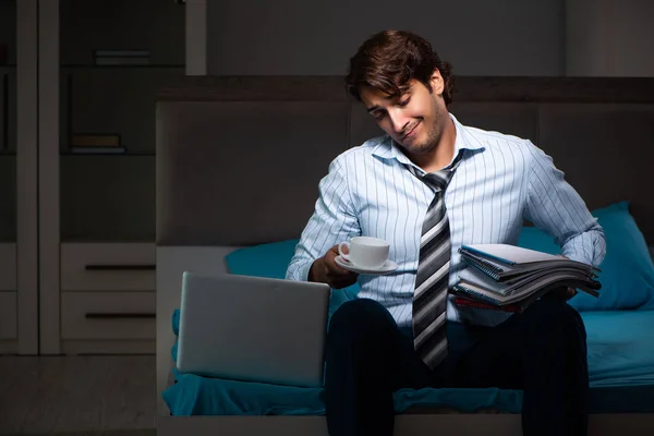 Empresário cansado trabalhando horas extras em casa à noite — Fotografia de Stock