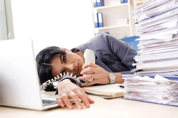 Donna d'affari di mezza età infelice con il lavoro eccessivo — Foto Stock