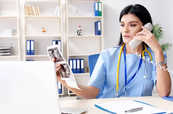 Klinikte çalışan kadın doktor jinekolog — Stok fotoğraf