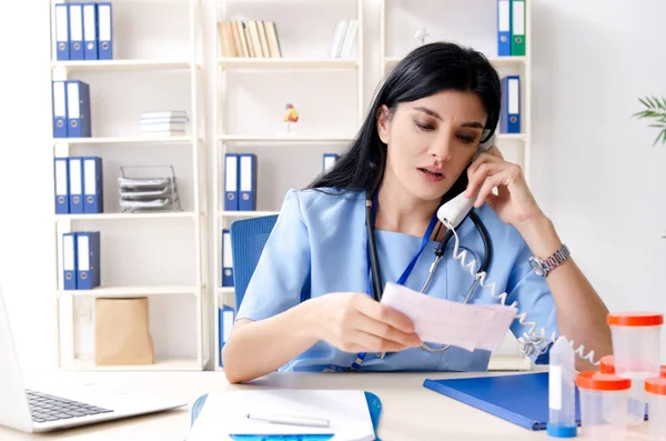 Klinikte çalışan kadın kardiyolog. — Stok fotoğraf