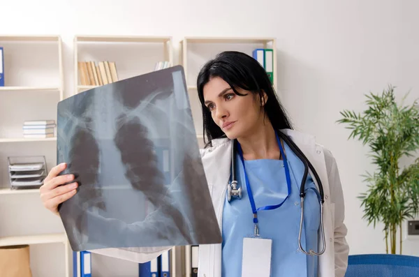 Medico radiologo donna che lavora in clinica — Foto Stock