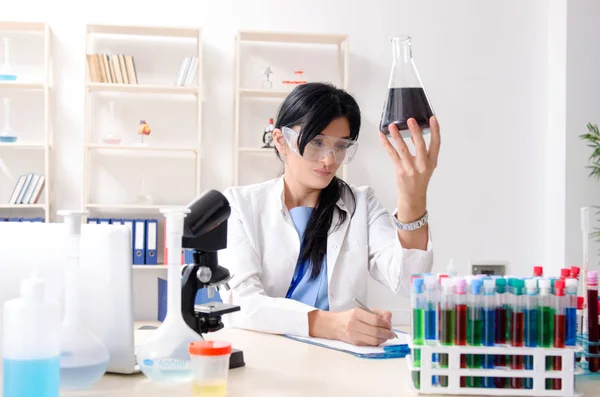 Química feminina a trabalhar no laboratório — Fotografia de Stock