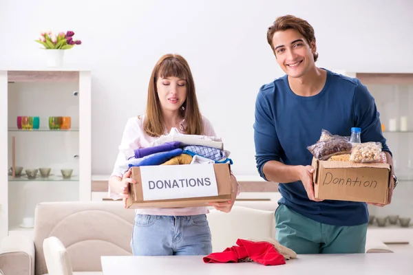 Conceito de caridade com roupas doadas — Fotografia de Stock