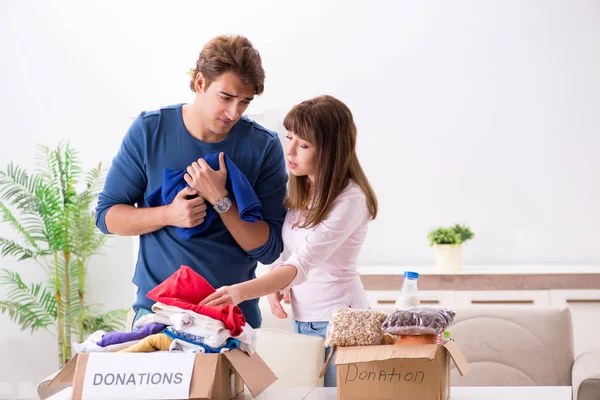 Concepto de caridad con ropa donada — Foto de Stock