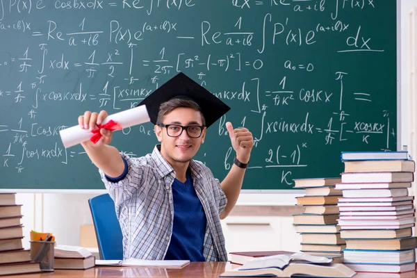 Siswa laki-laki muda belajar matematika di sekolah — Stok Foto